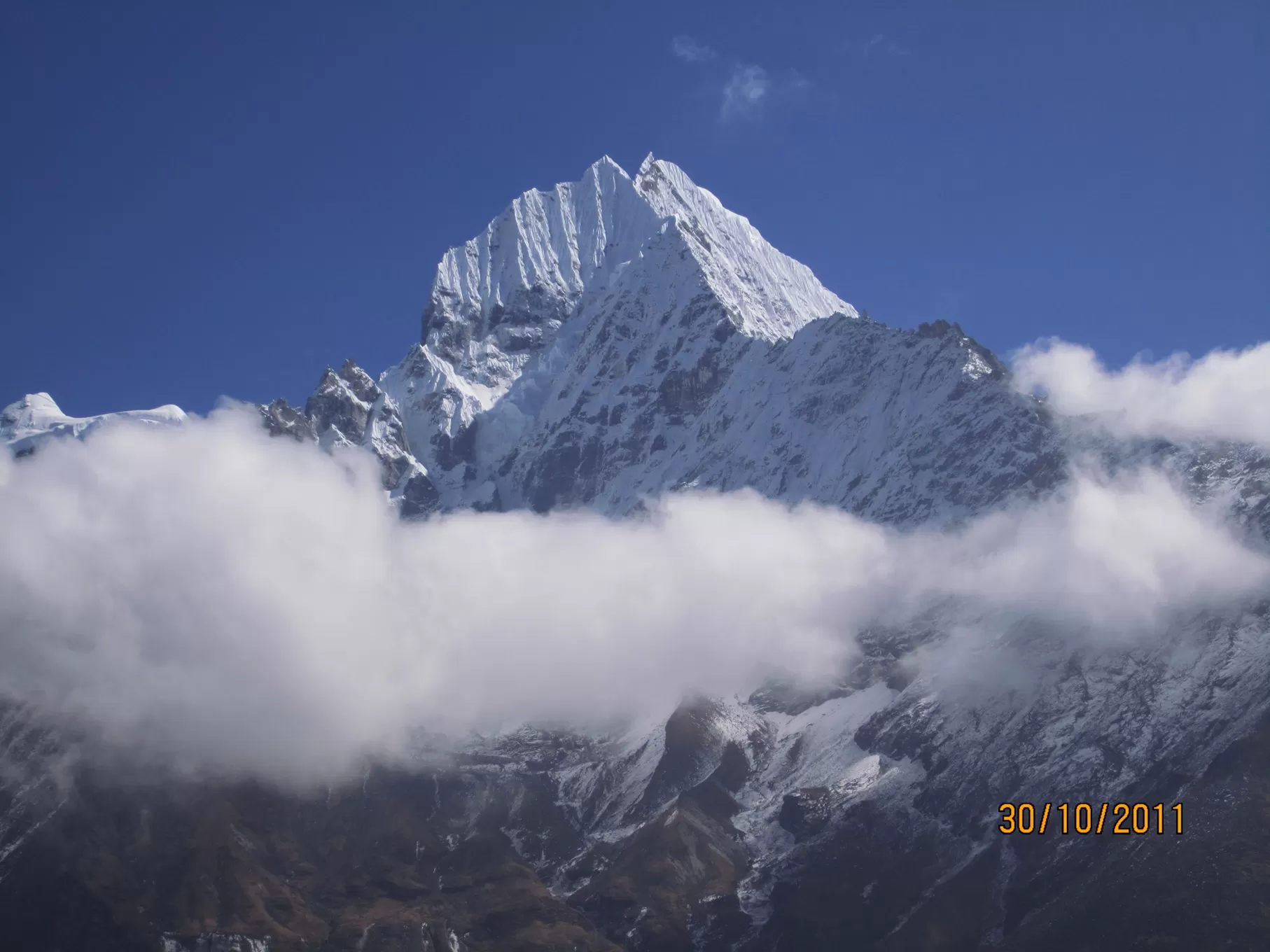 Everest Base Camp weather conditions showing snow-covered trails and clear mountain skies