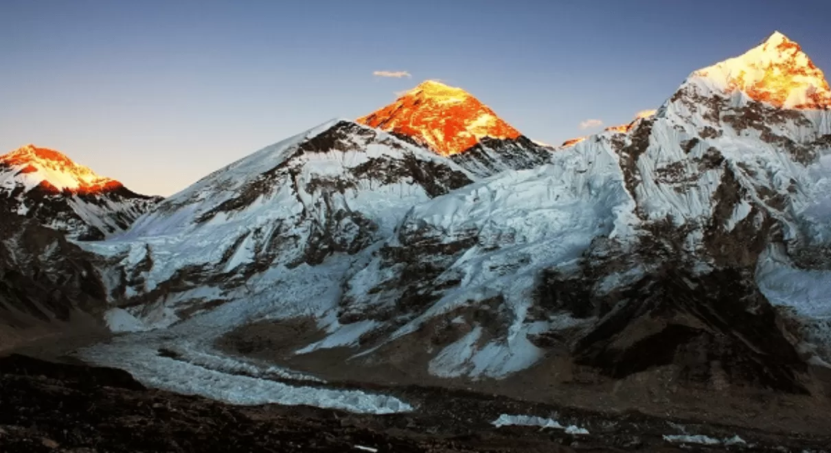 Best Himalayan treks scenic mountain view with trekkers on trail