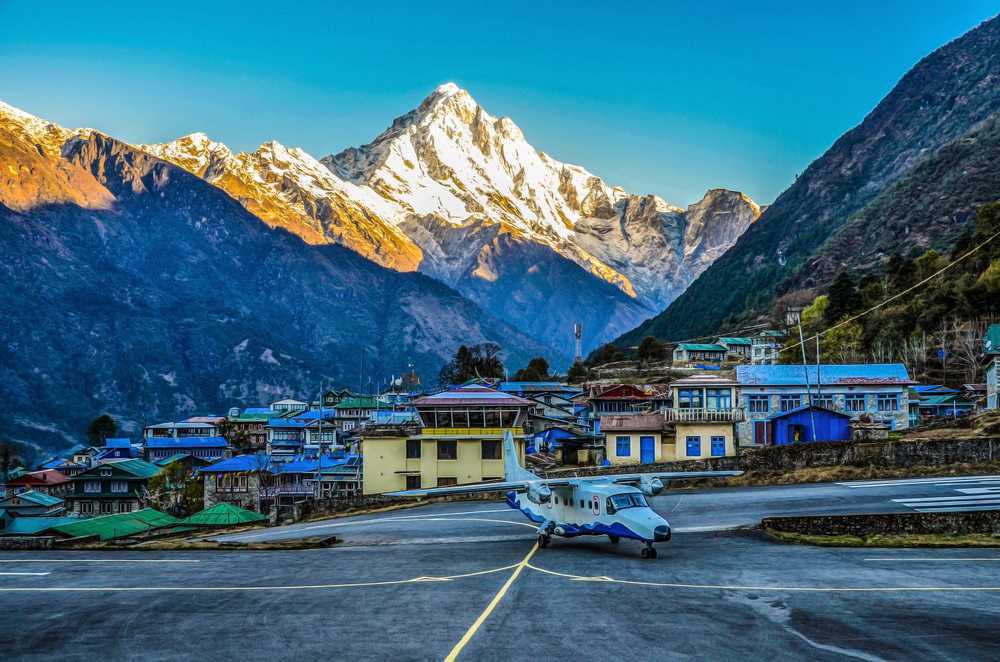 Trek to Lukla. O/n at Mountain Lodge'