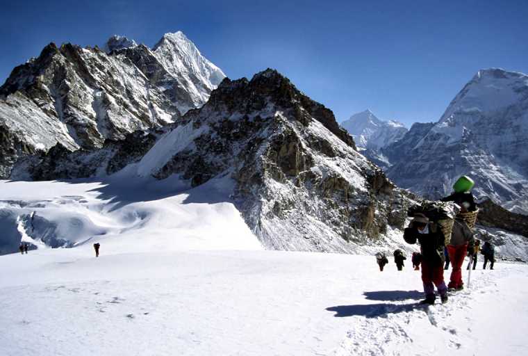 Kongde – Summit Pharak Peak( 4900m). O/n at Konde hotel Yeti Mountain Home.'